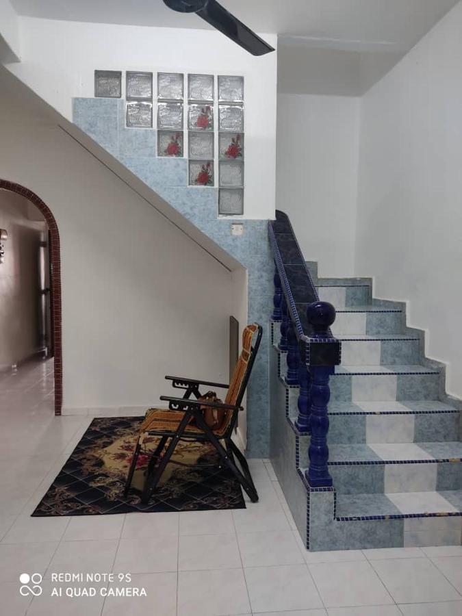 R&R Homestay Simpang Renggam Exterior photo